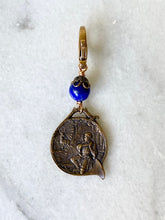Load image into Gallery viewer, Bag Charm - Zipper Pull - Large Saint Hubert Kneeling - Boar's Head Back
